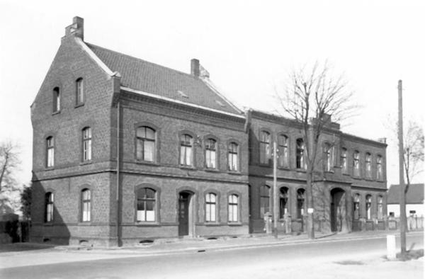 Das Schulgebäude an der Richrather Straße 134.