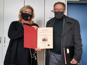 Bild vergr&ouml;&szlig;ern: Bild Urkunde uberreichen