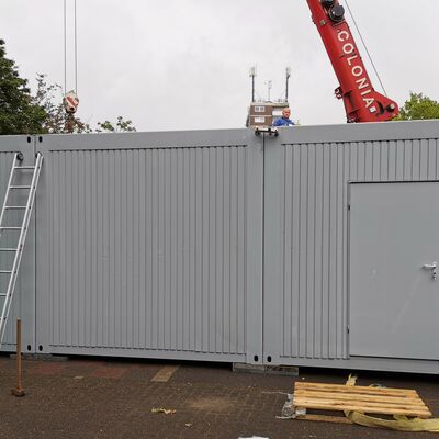 Bild vergr&ouml;&szlig;ern: Container im Aufbau