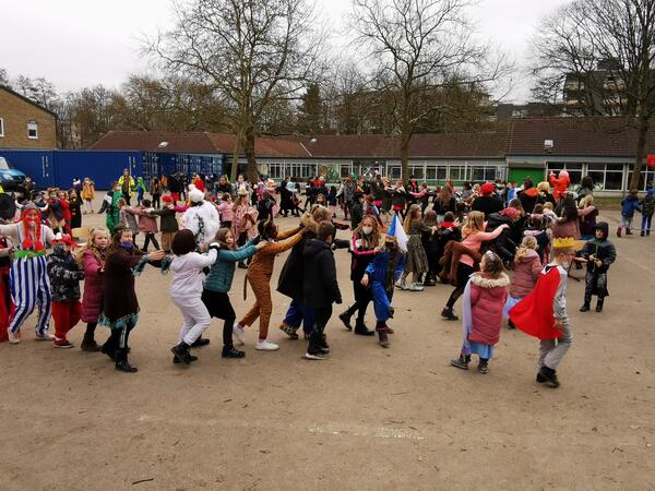 Bild vergr&ouml;&szlig;ern: Karneval Schulhof