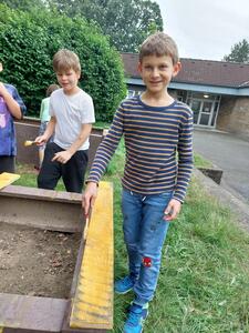 Bild vergr&ouml;&szlig;ern: Streichen der Holzteile