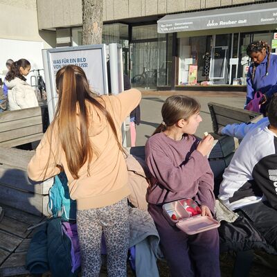 Bild vergr&ouml;&szlig;ern: Kinder machen Pause und frühstücken