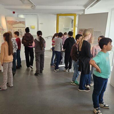 Bild vergr&ouml;&szlig;ern: Kinder in  der Ausstellung