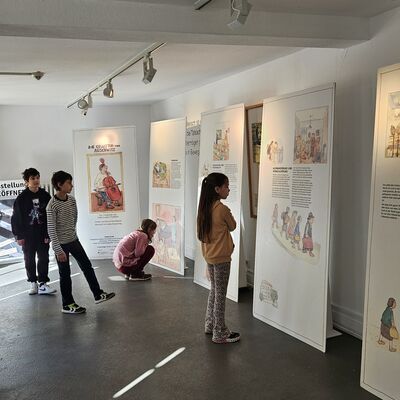 Bild vergr&ouml;&szlig;ern: Kinder in  der Ausstellung