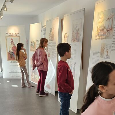 Bild vergr&ouml;&szlig;ern: Kinder in  der Ausstellung