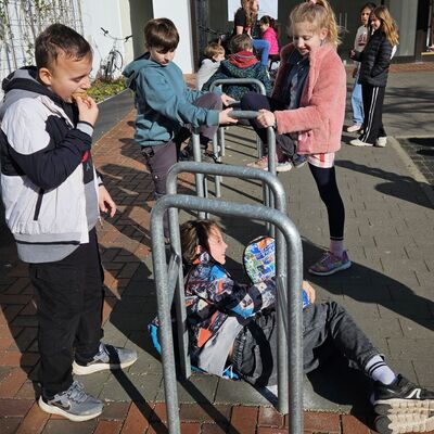 Bild vergr&ouml;&szlig;ern: Kinder machen Pause
