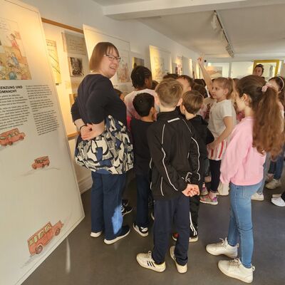 Bild vergr&ouml;&szlig;ern: Kinder in der Ausstellung mit Frau Dämmer