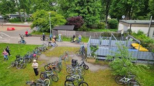 Bild vergr&ouml;&szlig;ern: 2026_Fahrräder auf dem Schulhof