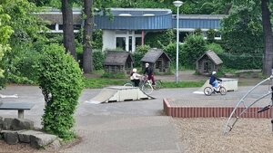 Bild vergr&ouml;&szlig;ern: Räder an der Rampe auf dem Schulhof
