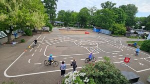 Bild vergr&ouml;&szlig;ern: Fahrradstrecke auf dem Schulhof