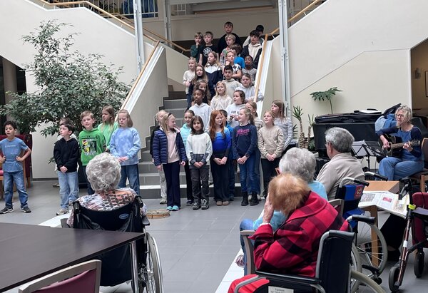 Bild vergr&ouml;&szlig;ern: Chor singt im Seniorenzentrum Erikaweg Frühlingslieder