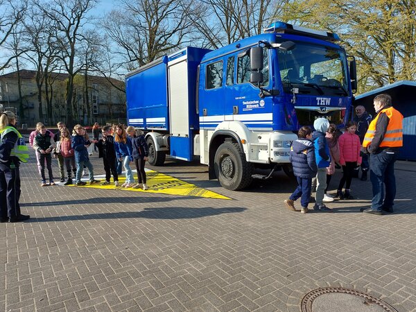 Bild vergr&ouml;&szlig;ern: Darstellung des Toten Winkels auf dem Schulhof mit dem THW