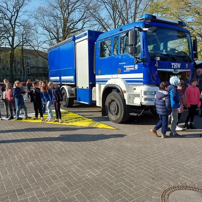 Darstellung des Toten Winkels auf dem Schulhof mit dem THW