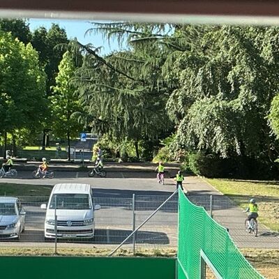 Bild vergr&ouml;&szlig;ern: Kinder warten mit Fahrrad