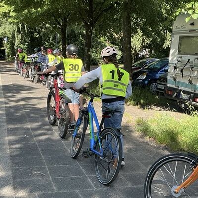 Bild vergr&ouml;&szlig;ern: Kinder warten bevor es los geht