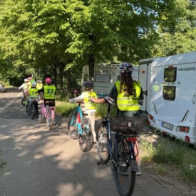 Bild vergr&ouml;&szlig;ern: Kinder mit Fahrrad