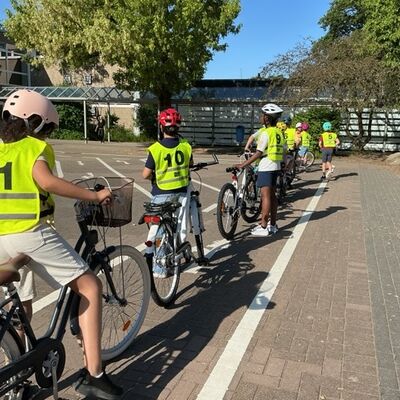 Bild vergr&ouml;&szlig;ern: Kinder mit Rad warten
