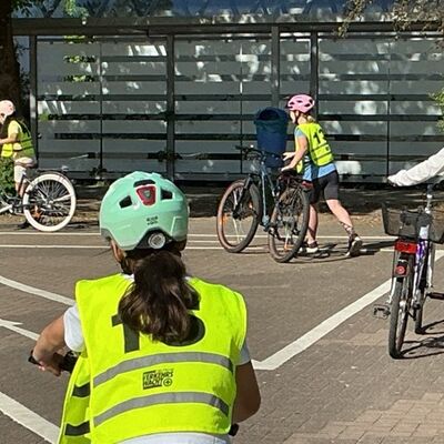 Bild vergr&ouml;&szlig;ern: Kinder mit Rad