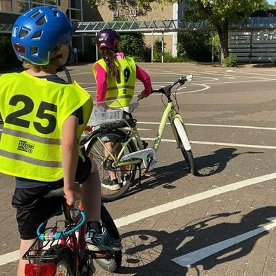 Bild vergr&ouml;&szlig;ern: Kinder mit Rad