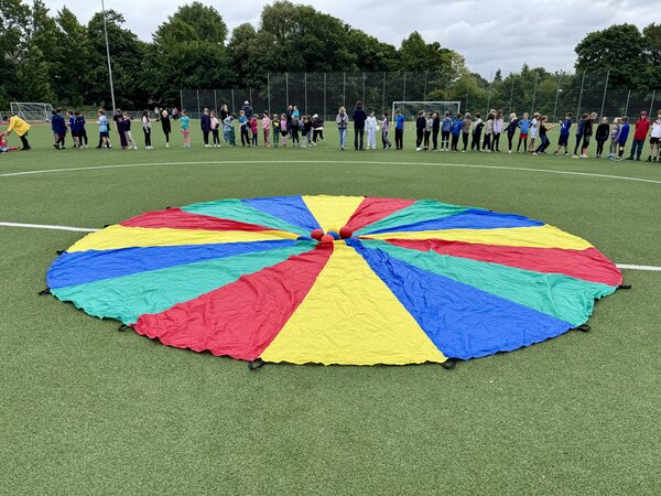 Bild vergr&ouml;&szlig;ern: Sportfest_26-Bilder vom Start, 50m-Lauf und dem Balltransport