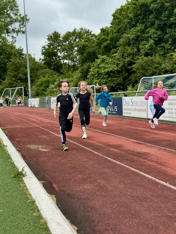 Bild vergr&ouml;&szlig;ern: Sportfest_26-Bilder vom Start, 50m-Lauf und dem Balltransport