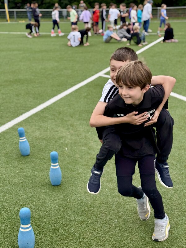 Bild vergr&ouml;&szlig;ern: Sportfest_26-Bilder vom Start, 50m-Lauf und dem Balltransport