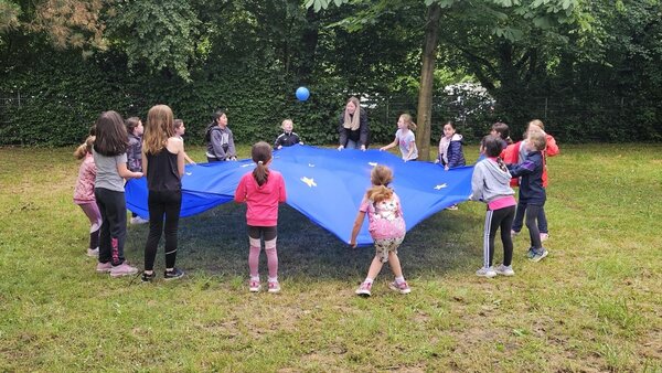 Kinder mit Spieltuch