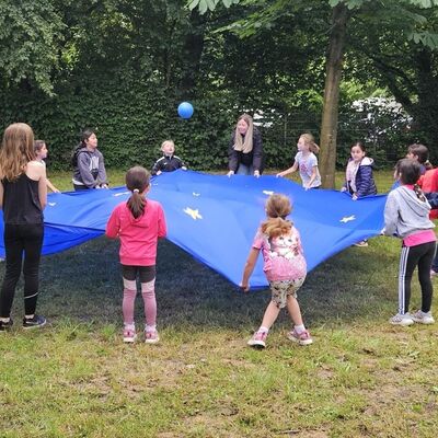 Bild vergr&ouml;&szlig;ern: Kinder mit Spieltuch