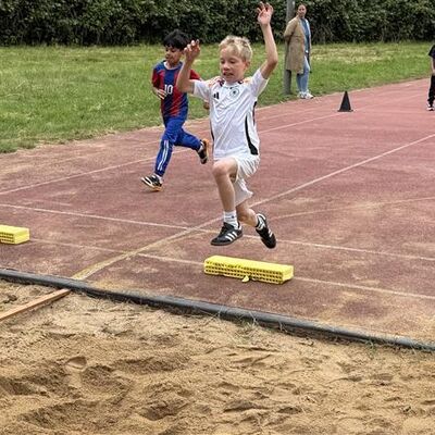 Bild vergr&ouml;&szlig;ern: Kinder beim Weitsprung