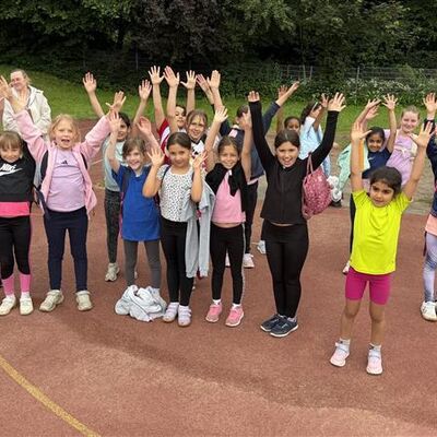 Bild vergr&ouml;&szlig;ern: Kinder Jubeln