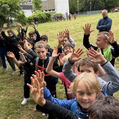 Bild vergr&ouml;&szlig;ern: Kinder Jubeln