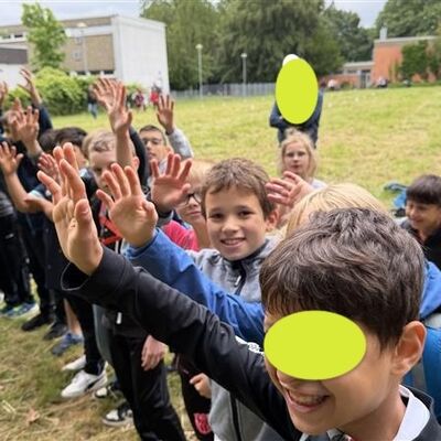 Bild vergr&ouml;&szlig;ern: Kinder Jubeln