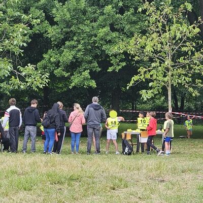 Bild vergr&ouml;&szlig;ern: Kinder auf der Wiese
