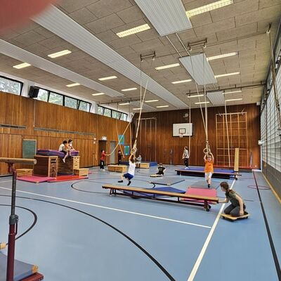 Bild vergr&ouml;&szlig;ern: Kinder in. der Turnhalle