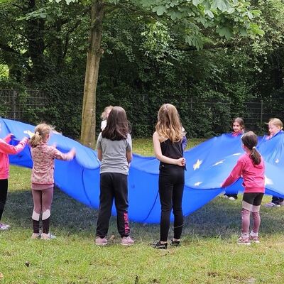Bild vergr&ouml;&szlig;ern: Kinder mit Schwungtuch