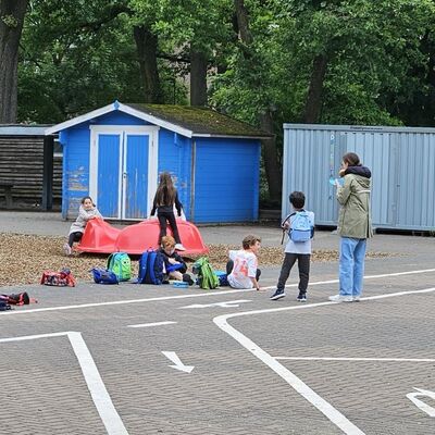 Bild vergr&ouml;&szlig;ern: Kinder auf dem Schulhof mit Spielgeräten