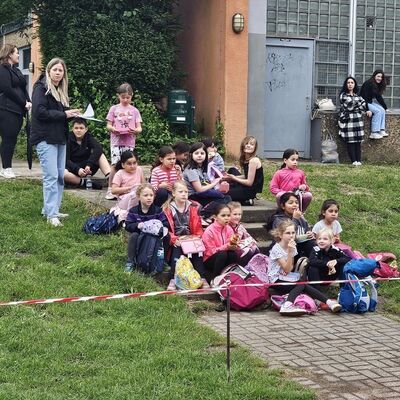 Bild vergr&ouml;&szlig;ern: Kinder machen Pause