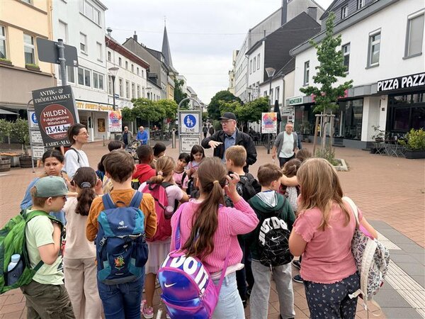 Kinder beim Ausflug in die Stadt