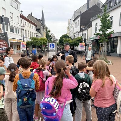 Bild vergr&ouml;&szlig;ern: Kinder beim Ausflug in die Stadt