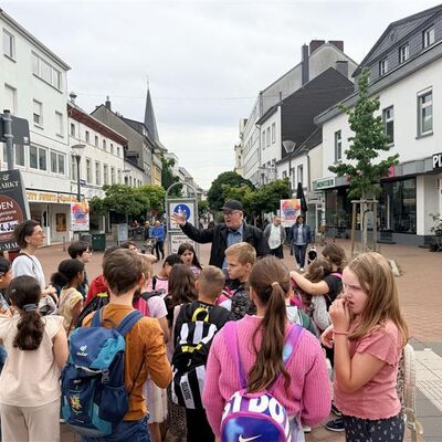 Bild vergr&ouml;&szlig;ern: Kinder beim Ausflug in die Stadt
