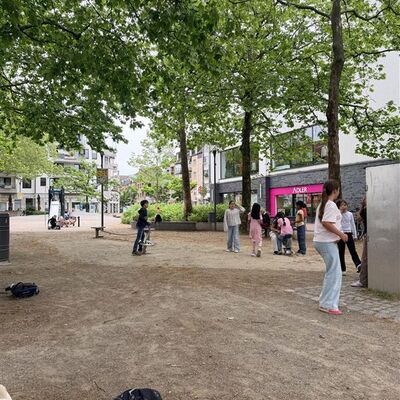 Bild vergr&ouml;&szlig;ern: Auf dem Spielplatz in der Stadt