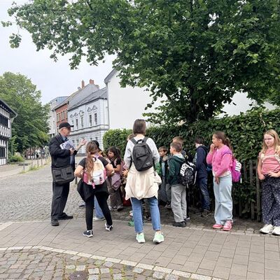 Bild vergr&ouml;&szlig;ern: Kinder an einer Straßenecke