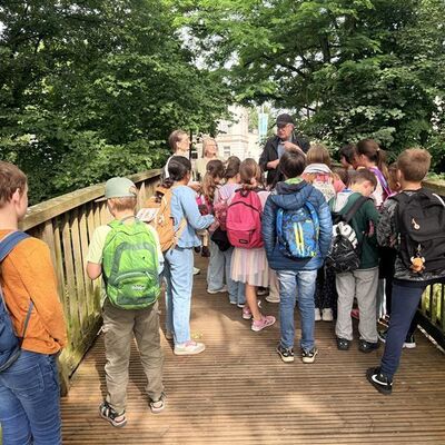 Bild vergr&ouml;&szlig;ern: Kinder gehen über eine Holzbrücke