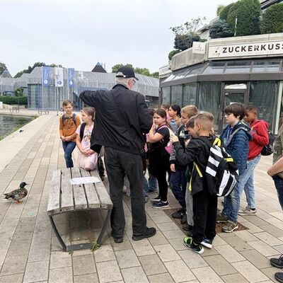 Bild vergr&ouml;&szlig;ern: Kinder am Teich
