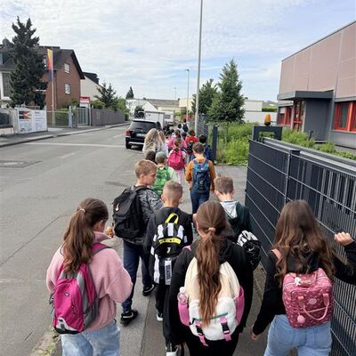 Bild vergr&ouml;&szlig;ern: Kinder gehen die Strasse entlang