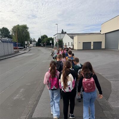 Bild vergr&ouml;&szlig;ern: Kinder gehen die Strasse entlang