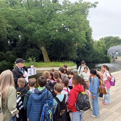 Bild vergr&ouml;&szlig;ern: Kinder hören zu