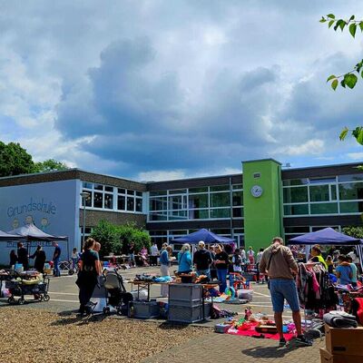 Bild vergr&ouml;&szlig;ern: Flohmarkt auf dem Schulhof