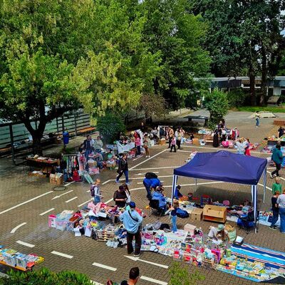 Bild vergr&ouml;&szlig;ern: Flohmarkt auf dem Schulhof