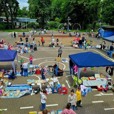 Bild vergr&ouml;&szlig;ern: Flohmarkt auf dem Schulhof